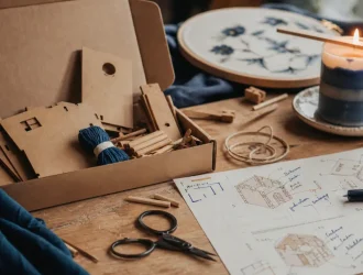 Kit DIY d’artisanat bricolage fr pour les amoureux du bricolage sur un établi
