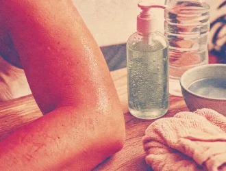 Comment faire dérougir un coup de soleil : gel aloe vera et eau fraîche