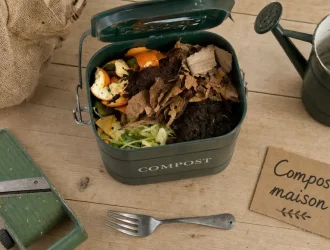Comment faire du compost : seau avec biodéchets et terre