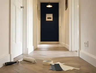 Couleur peinture pour couloir : ivoire et bleu nuit, couloir agrandi