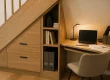 Aménager sous un escalier : bureau discret pour rangement et travail