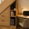 Aménager sous un escalier : bureau discret pour rangement et travail