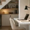 Bureau dans petit espace : bureau mural blanc et lampe noire, salon compact