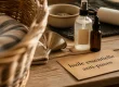 Huile essentielle anti puce maison : vaporisateur près du panier et litière