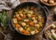 Potée de légumes maison fumante en cocotte en fonte