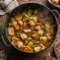 Potée de légumes maison fumante en cocotte en fonte