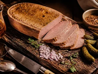 Recette du paté de foie maison rustique : terrine tranchée sur planche bois
