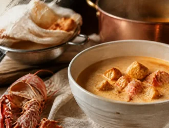 Recettes bisque de homard maison : velouté lisse, gros plan crèmeuse