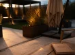 Aménagement extérieur terrasse moderne en pierre et bois avec drainage discret