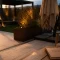 Aménagement extérieur terrasse moderne en pierre et bois avec drainage discret