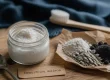 Recette de grand-mère dentifrice naturel maison, pot de pâte à l’huile de coco et argile