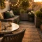 Aménagement patio extérieur : petit patio encaissé au golden hour