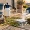 Anti mousse maison : nettoyer la terrasse en pierre, bicarbonate et brosse