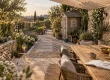 Extérieur aménagement jardin : allée en gravier de terrasse vers potager