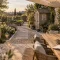 Extérieur aménagement jardin : allée en gravier de terrasse vers potager